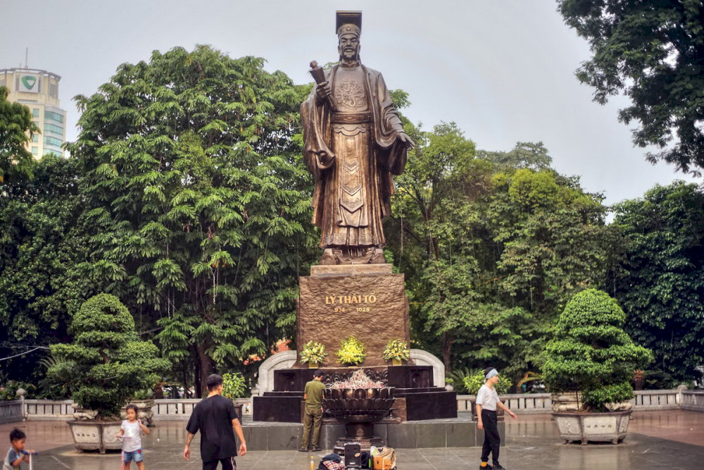 Emperor Ly Thai To chose Hanoi to be the capital of Dai Viet